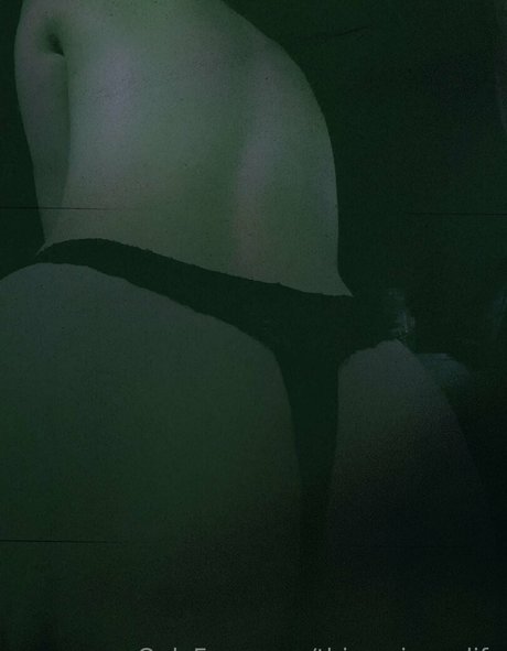 プールファックオンリーファンズ ホット 画像