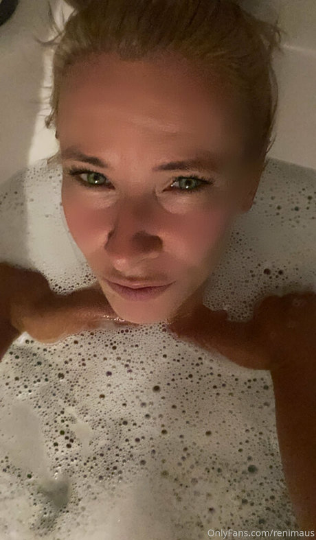 ティーンレズビアンオンリーファンズ ヌード 写真