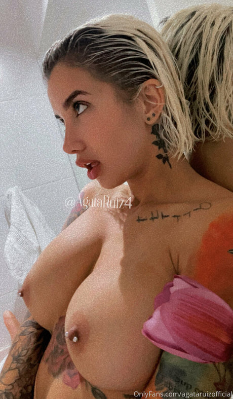 巨乳タトゥーオンリーファンズ 美しいヌード 写真