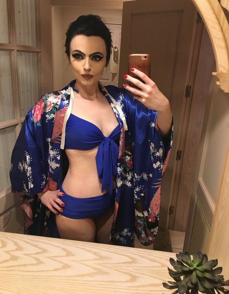 Empress Poison 独占スター ギャラリー