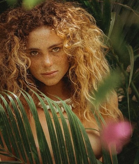 Sina Luxor ポルノスター ヌード ギャラリー