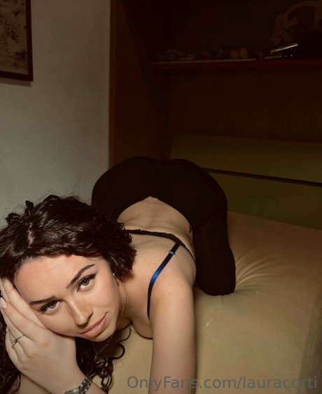 Laura Corti セクシーなスター 画像