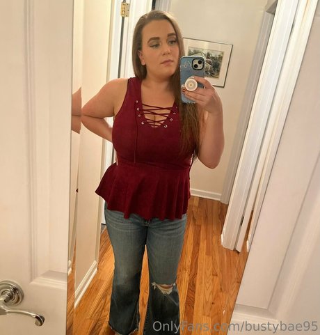 Bustybae95 スター ヌード 写真