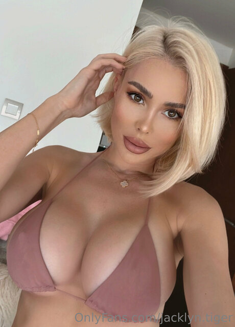 エモな痴女オンリーファンズ エロチック アーカイブ