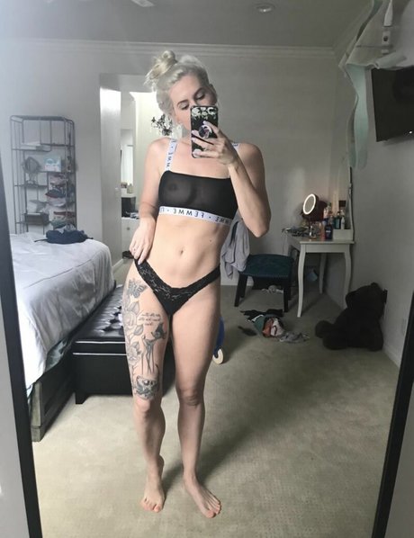 Wiley Coyote ポルノモデル 写真