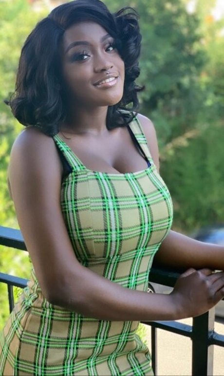 Barbiana ヌードスター 写真