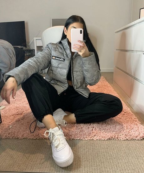 コスプレオナニーオンリーファンズ 無料エロ 写真