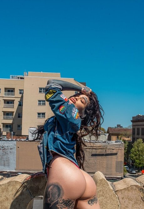 ぽっちゃりブロンドのオンリーファンズ ホット裸 画像