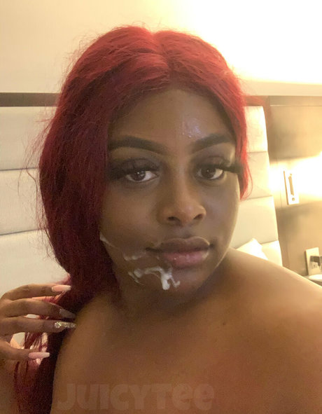 お尻を広げるオンリーファンズ えろ アーカイブ