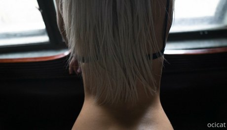 小さなおっぱいオンリーファンズ トップ 写真