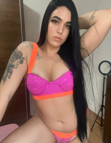 足のアナ​​ルオンリーファンズ ヌード 写真