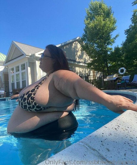 ssbbwladyjiggles 写真集