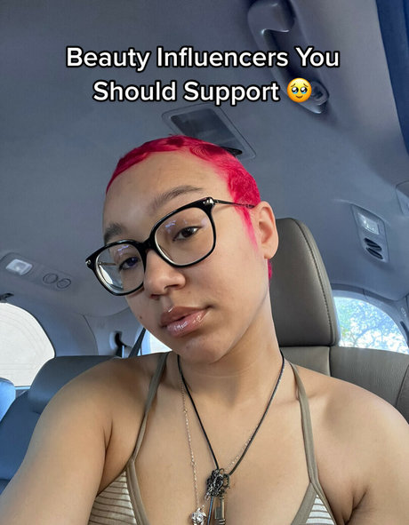 Caileneasely ポルノスター 写真