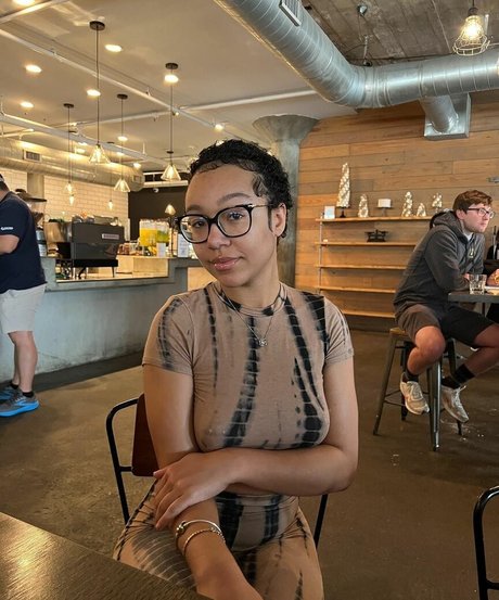 Caileneasely XXXモデル 写真