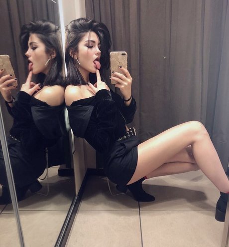 ティーンランジェリーオンリーファンズ 美しいxxx 写真