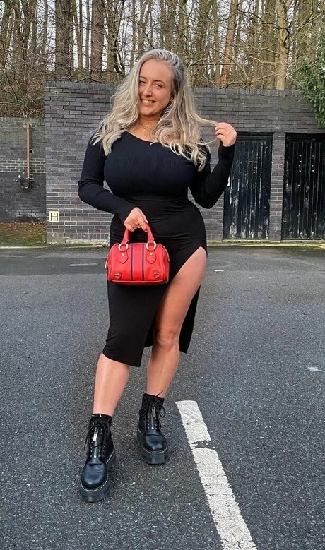 巨乳ビキニオンリーファンズ ホットセックス 画像