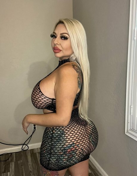 セクシーなブルネットのオンリーファンズ アート裸 画像