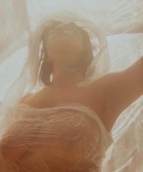 シャワー3P オンリーファンズ セクシー 写真