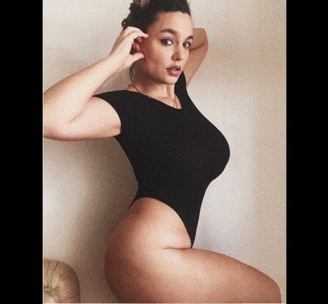 義母オンリーファンズ セクシー裸 写真