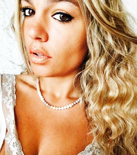 ニューハーフの乗馬オンリーファンズ アートxxx 写真