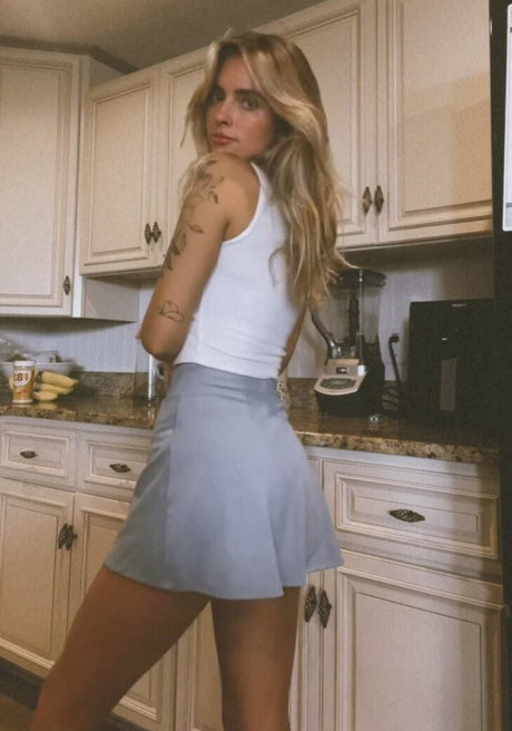 金髪のホットな妻オンリーファンズ 無料エロ 画像