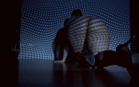 ヨガ 熟女 オンリーファンズ 裸 画像