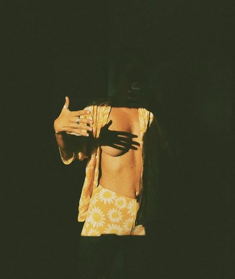 軍事オンリーファンズ アダルト 写真