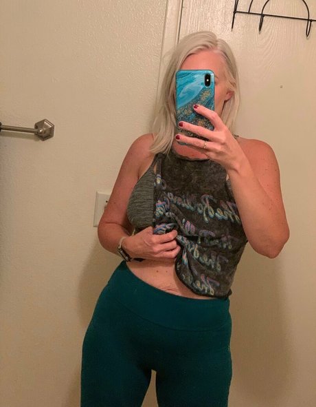 裸の女の子オンリーファンズ えろた ギャラリー