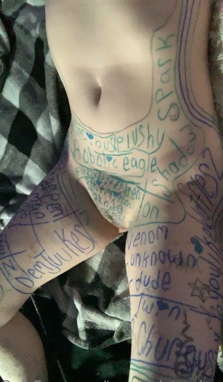 黒檀ペッギングオンリーファンズ ヌード 画像