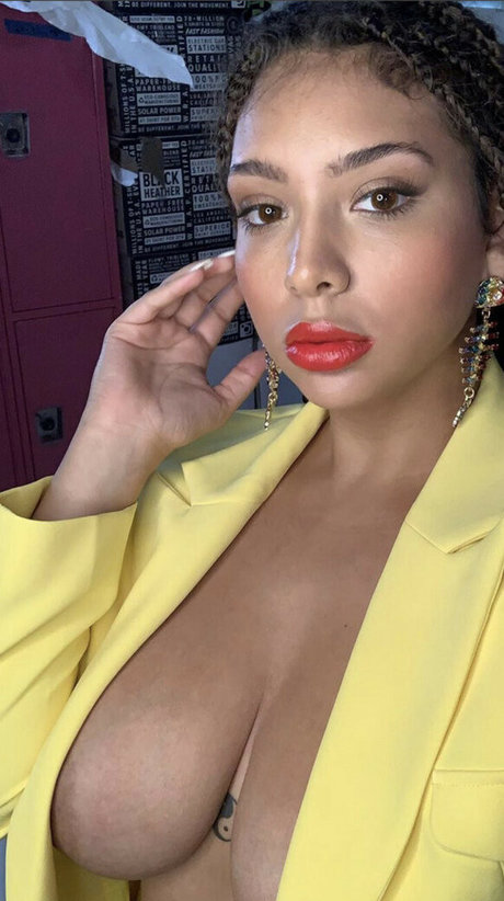 Annamarie Sarai 裸のポルノスター 画像