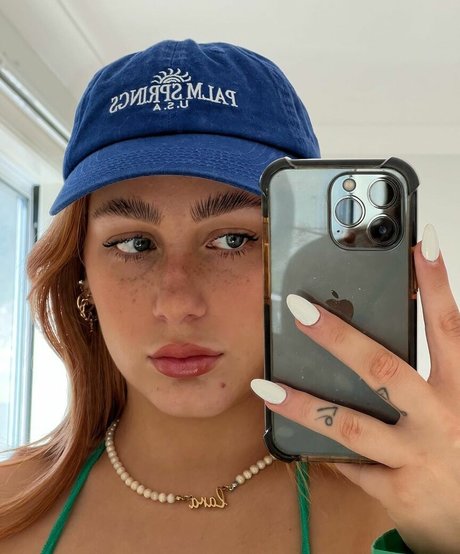 Lara Ledwidge ヌードモデル 写真