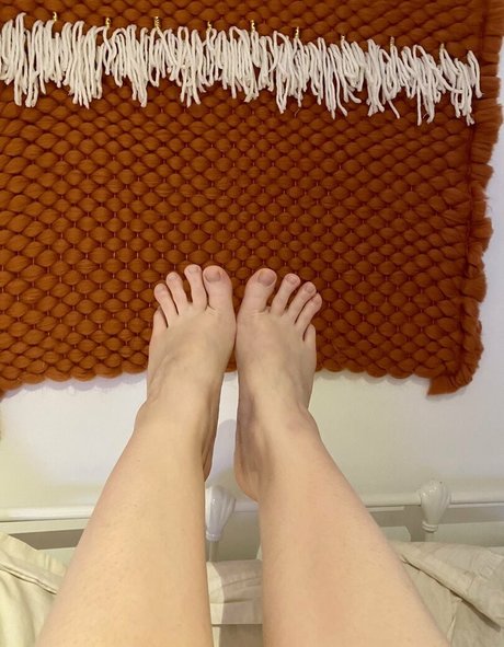 lucyfeetandtoes ヌードモデル 画像