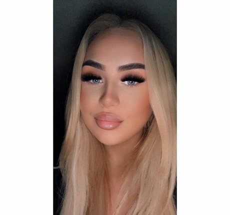 尖ったおっぱいオンリーファンズ ホットセックス 画像