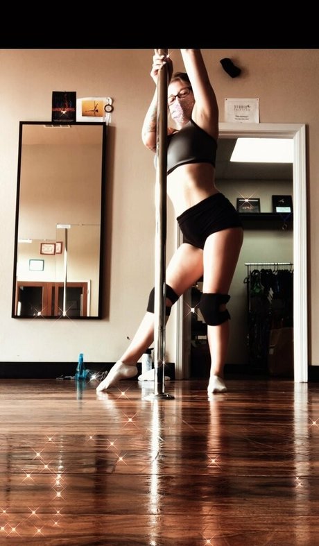 デカ尻ティーンオンリーファンズ アート裸 写真