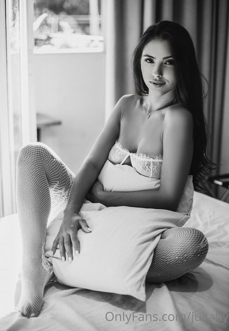 juliaby ポルノスター 裸 写真