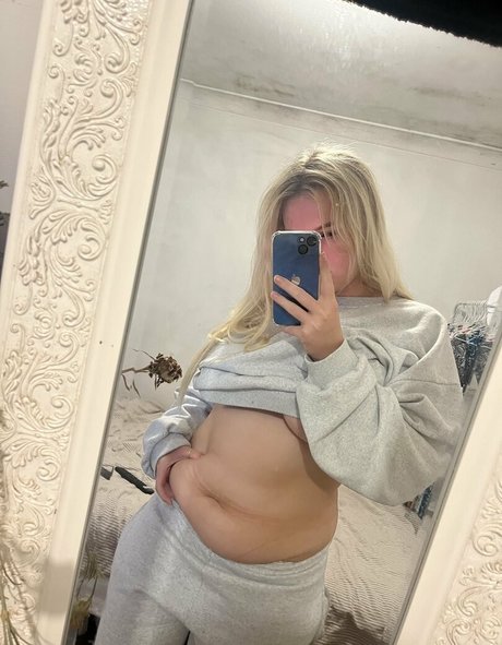 ぽっちゃりブロンドのオンリーファンズ ホット 写真