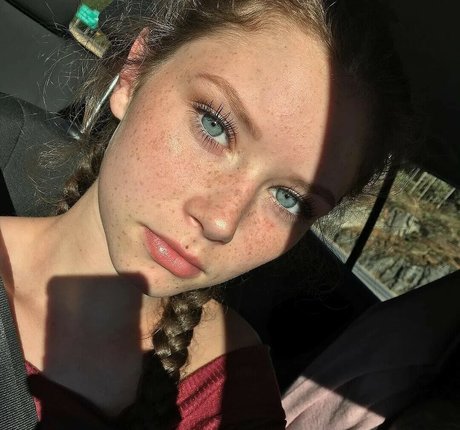 Lily Ana Alexander 高品質のスター 写真