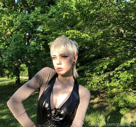 かわいいブロンドのオンリーファンズ アートヌード 画像