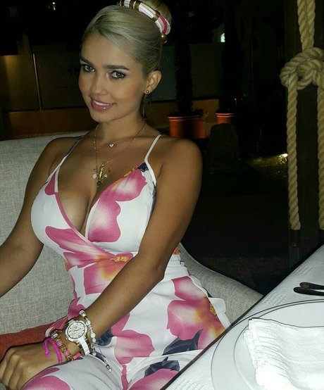 Angela R 完璧なポルノスター 写真