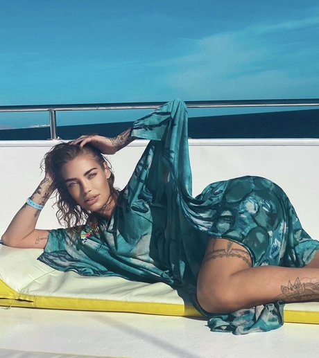 熟女アナルオンリーファンズ セクシーヌード 画像