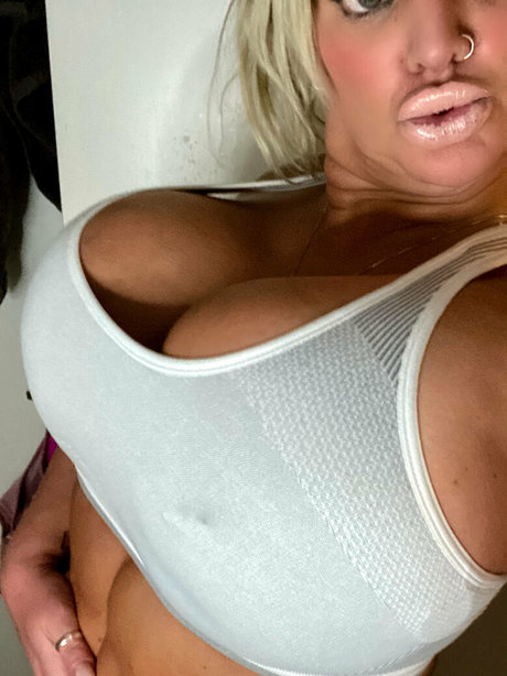 かわいいブロンドのオンリーファンズ ホットセクシー 写真