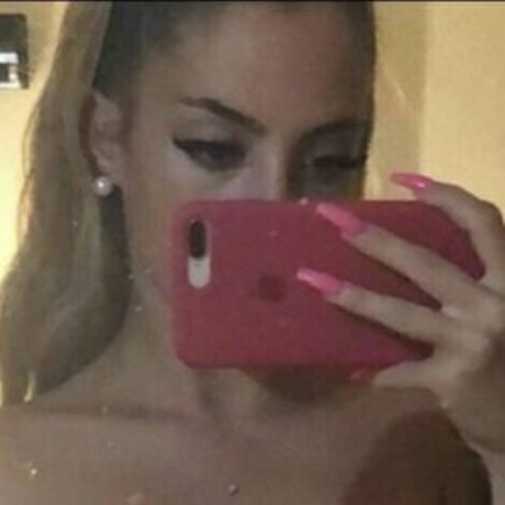 lauraonlyfree セクシーなスター 写真