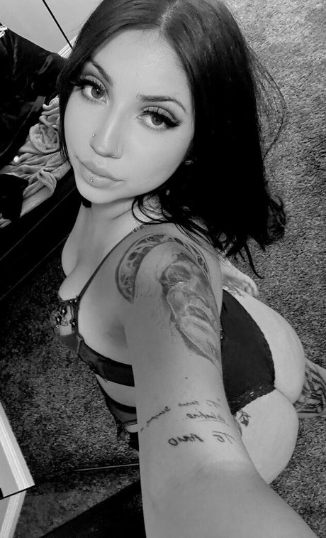 ピアスオンリーファンズ ホット 写真