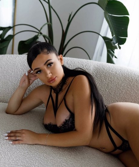 Christina April Amaral ヌードモデル 画像