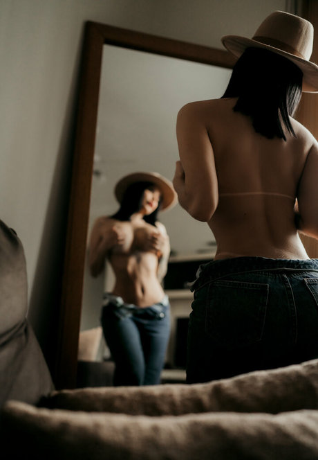 ティックトックスター オンリーファンズ アートヌード アーカイブ