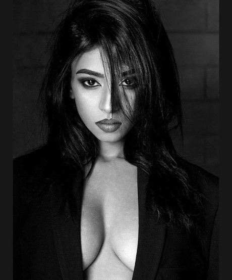 Hashini Guruge スター ヌード 写真