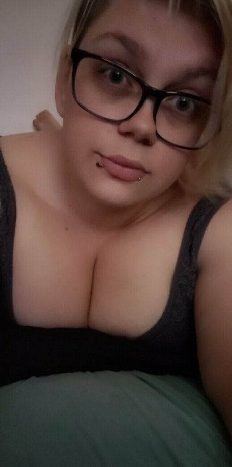 パイズリ オンリーファンズ セクシーヌード 画像