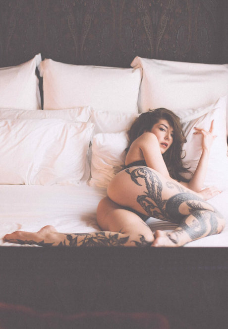 Valerie August セクシーモデル 画像