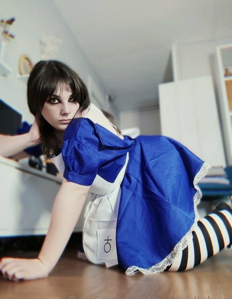 Alix Fembug ポルノモデル 写真