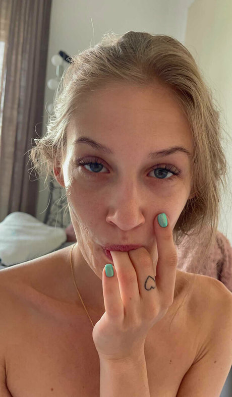 尖ったおっぱいオンリーファンズ 美しいポルノ 画像